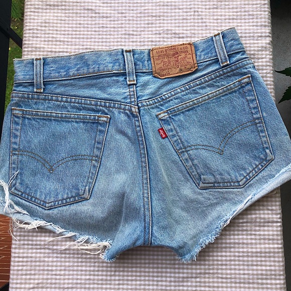 Vintage Levi’s jean shorts - Picture 4 of 5
